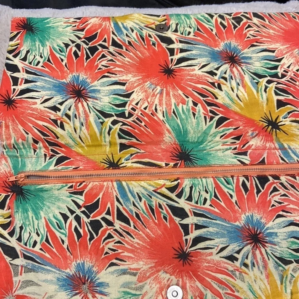 NWOT Very Unique Peach 🍑 Embroidered Clutch!